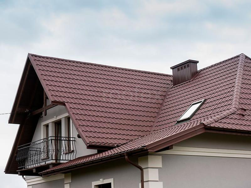 Монтаж металлочерепицы на скатной крыше дома